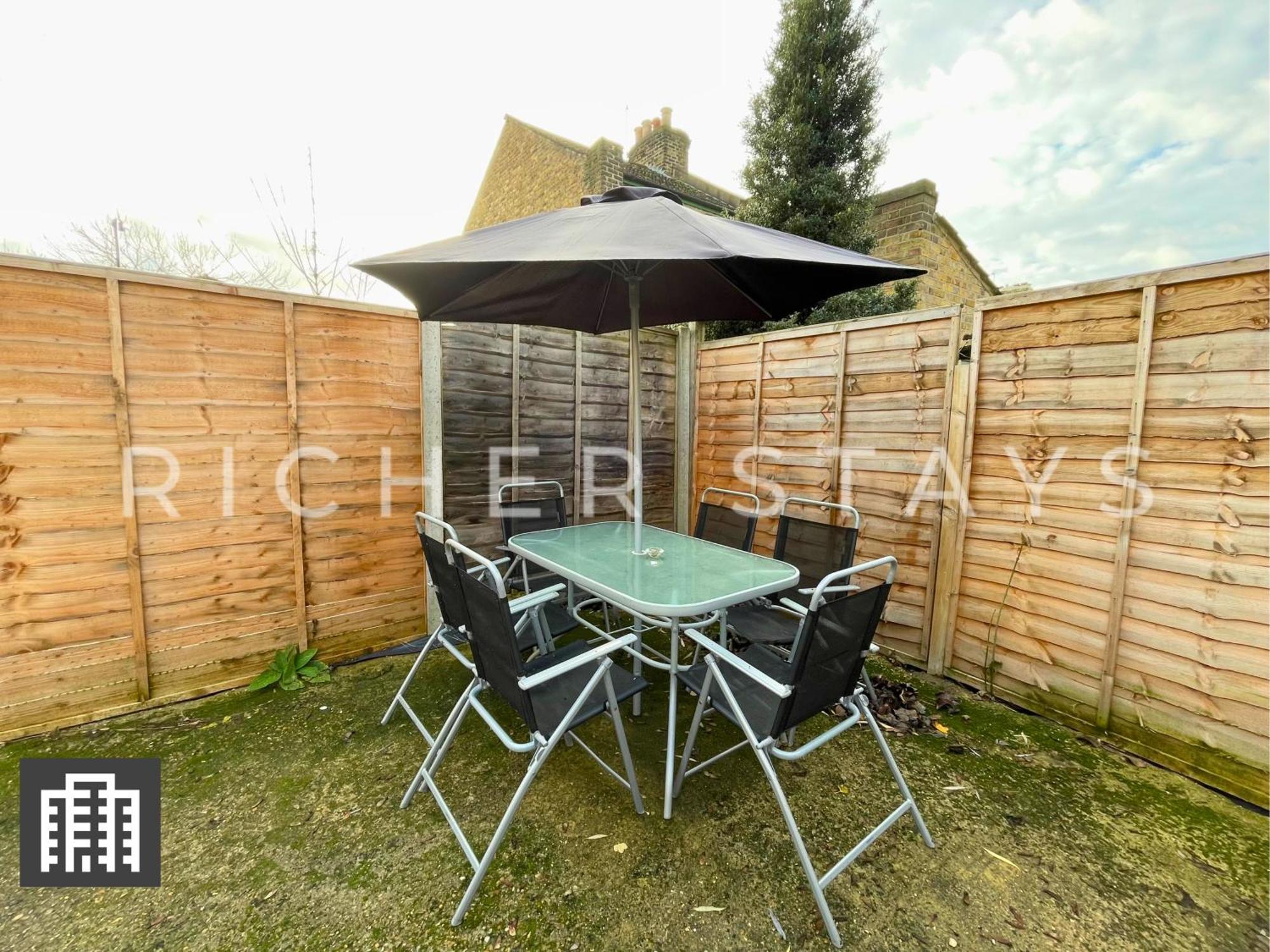 Large Home For Contractors & Families - Garden & Amenities Londra Exterior foto