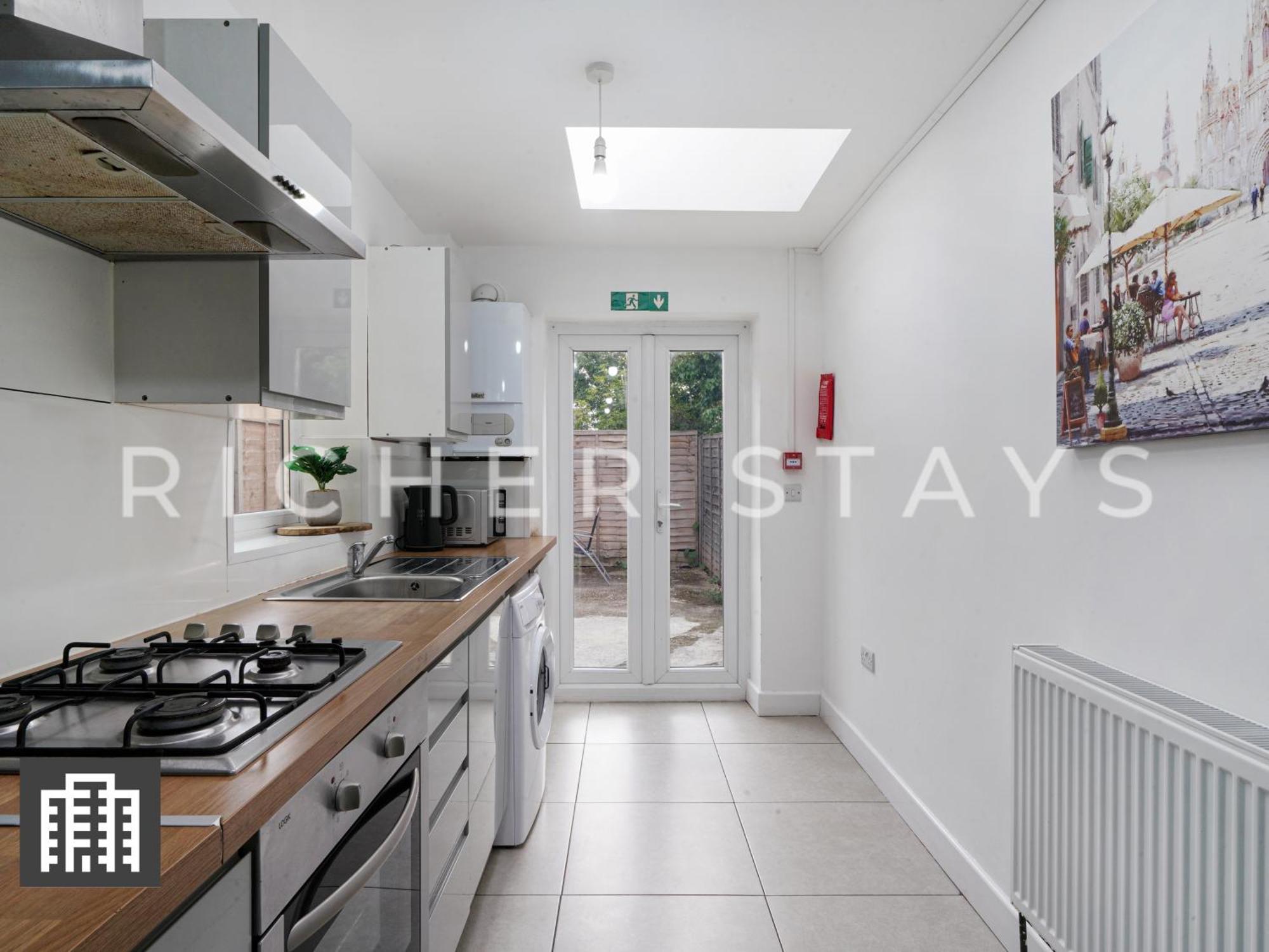 Large Home For Contractors & Families - Garden & Amenities Londra Exterior foto