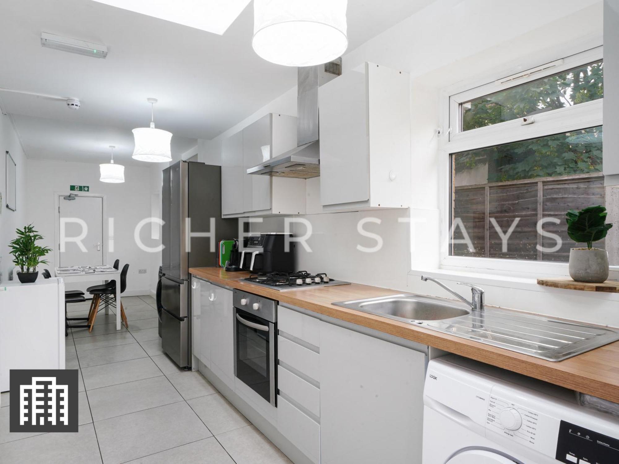 Large Home For Contractors & Families - Garden & Amenities Londra Exterior foto