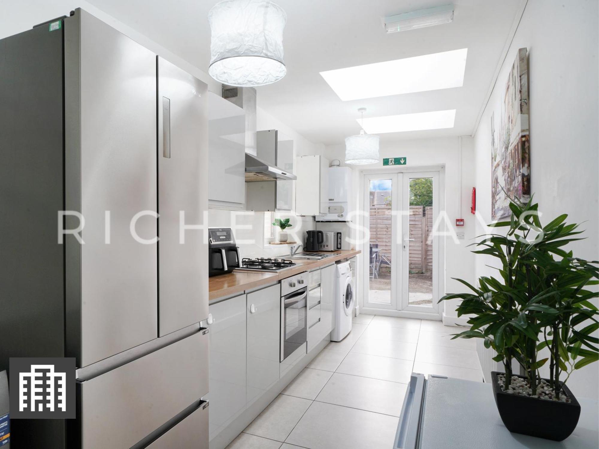 Large Home For Contractors & Families - Garden & Amenities Londra Exterior foto