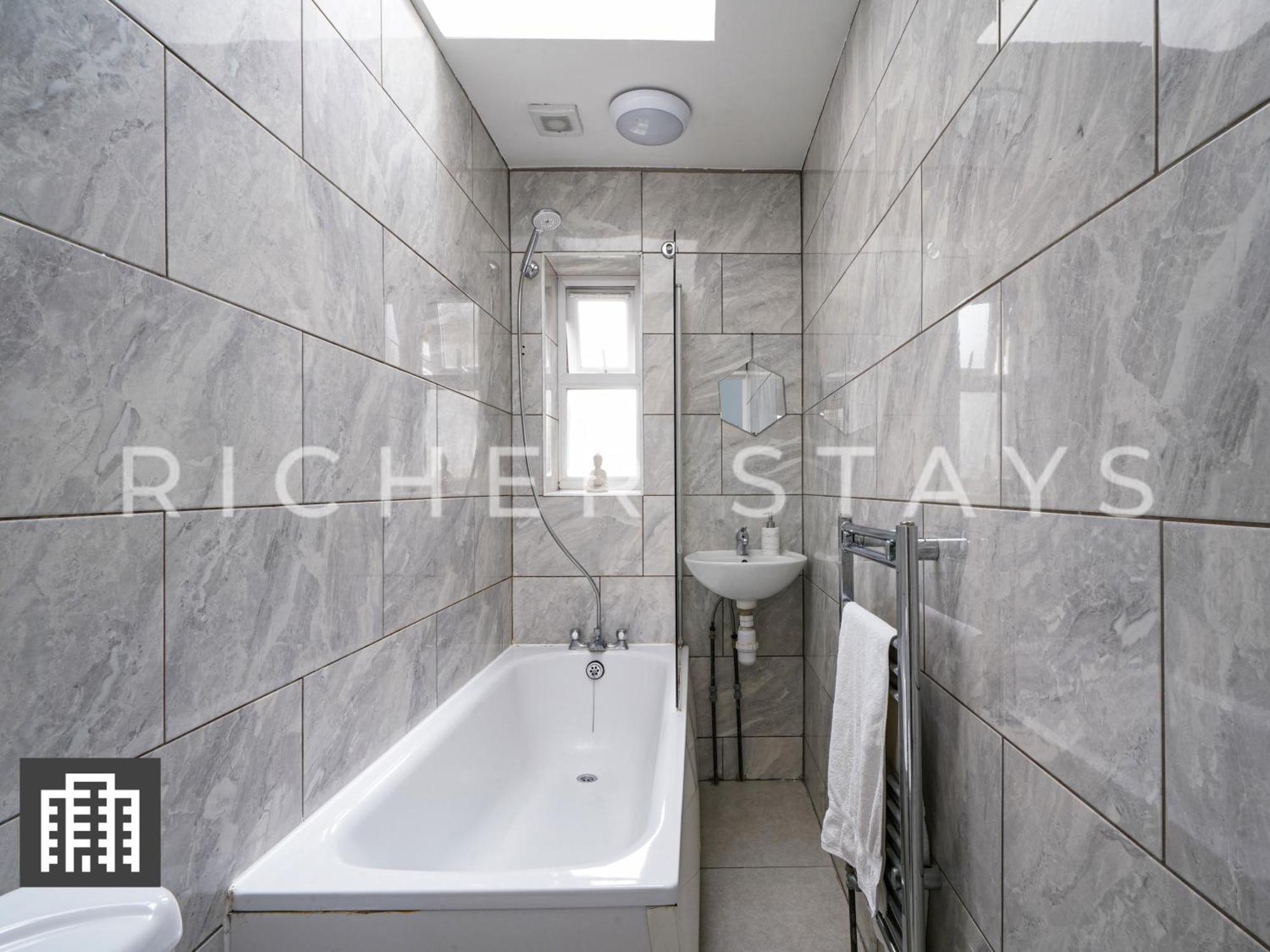 Large Home For Contractors & Families - Garden & Amenities Londra Exterior foto