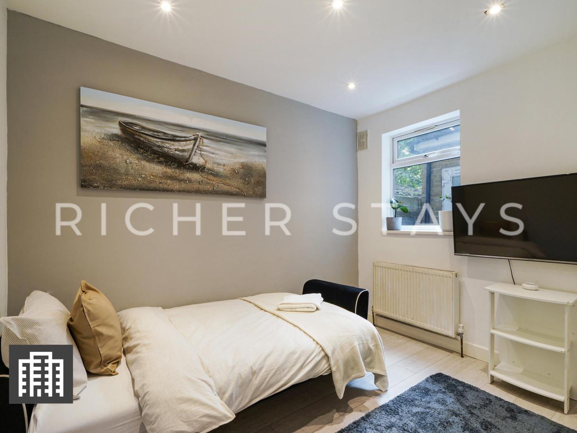 Large Home For Contractors & Families - Garden & Amenities Londra Exterior foto
